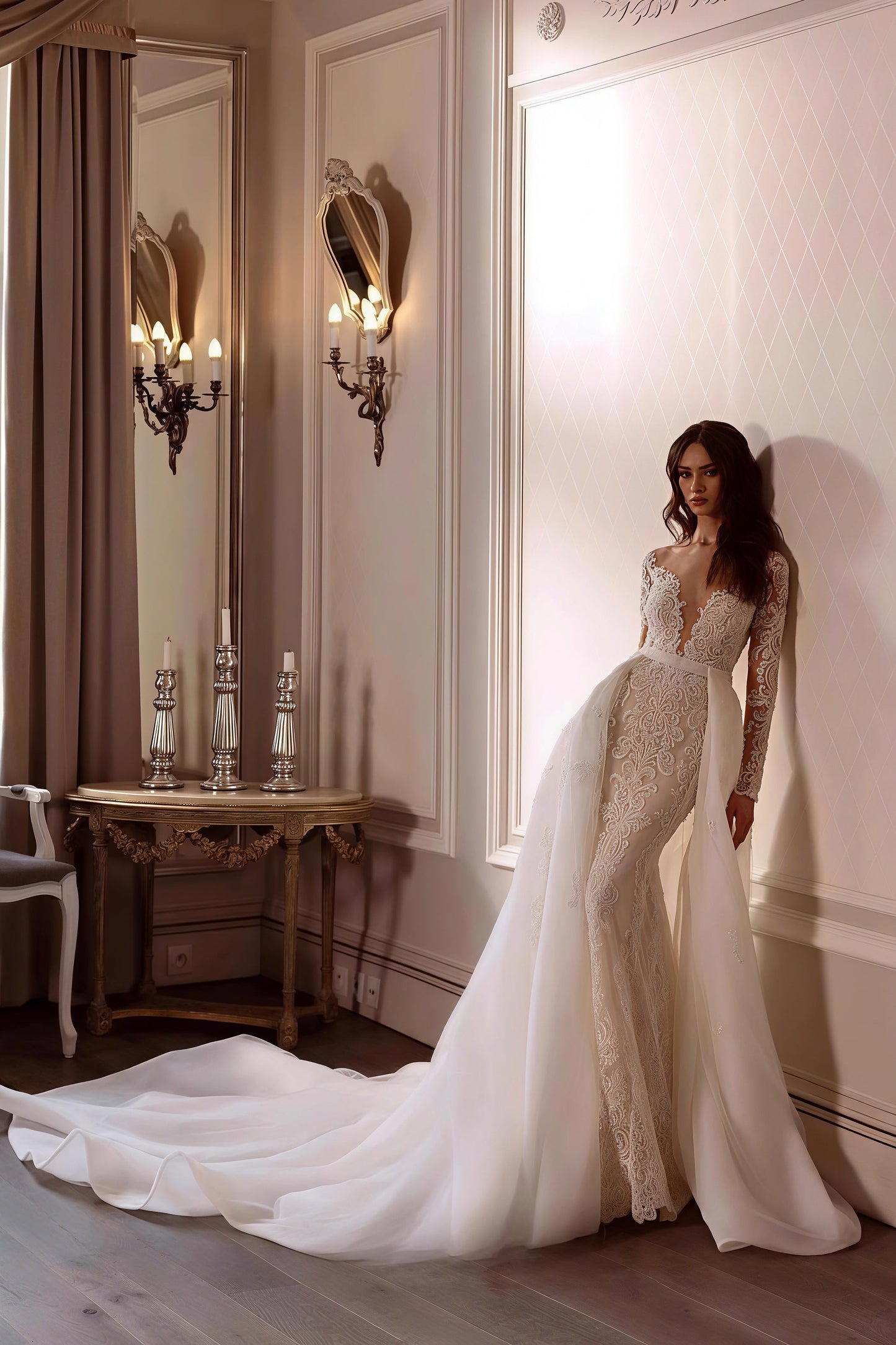 Vestido de novia de sirena con encaje, escote en V pronunciado y cola desmontable