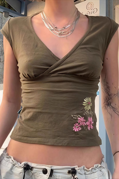 Camiseta bordada floral con cuello de pico cruzado