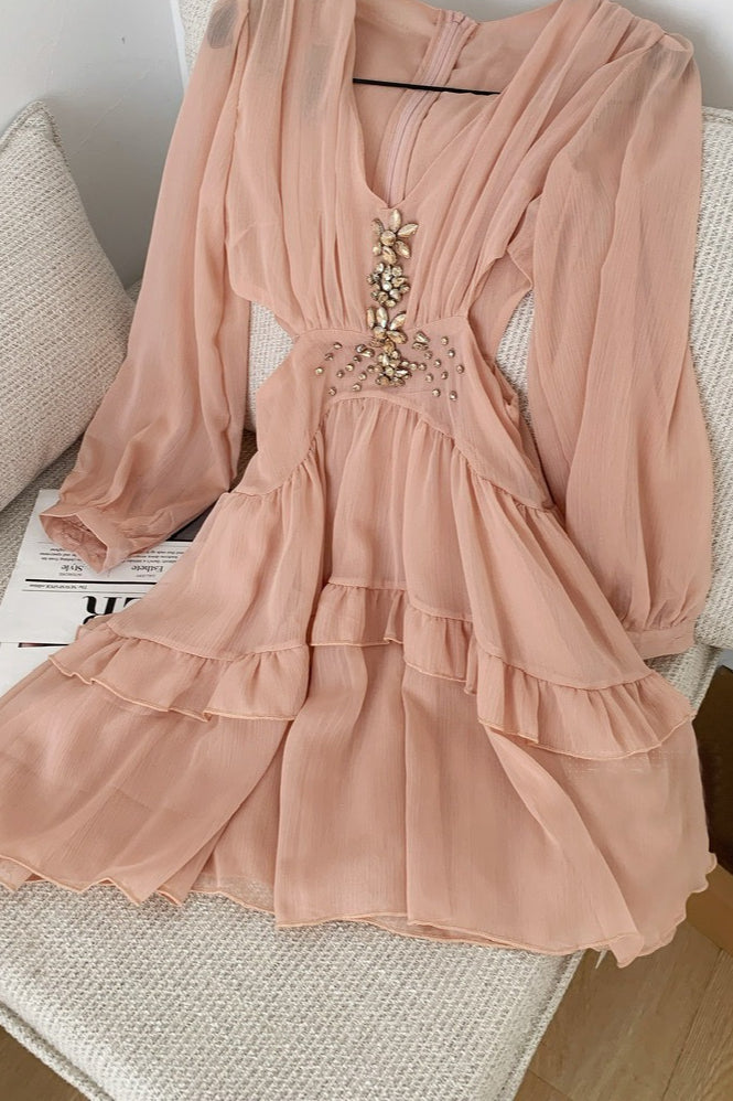 Elegante minivestido de chifón con cuello en V profundo, aberturas en la cintura y pedrería