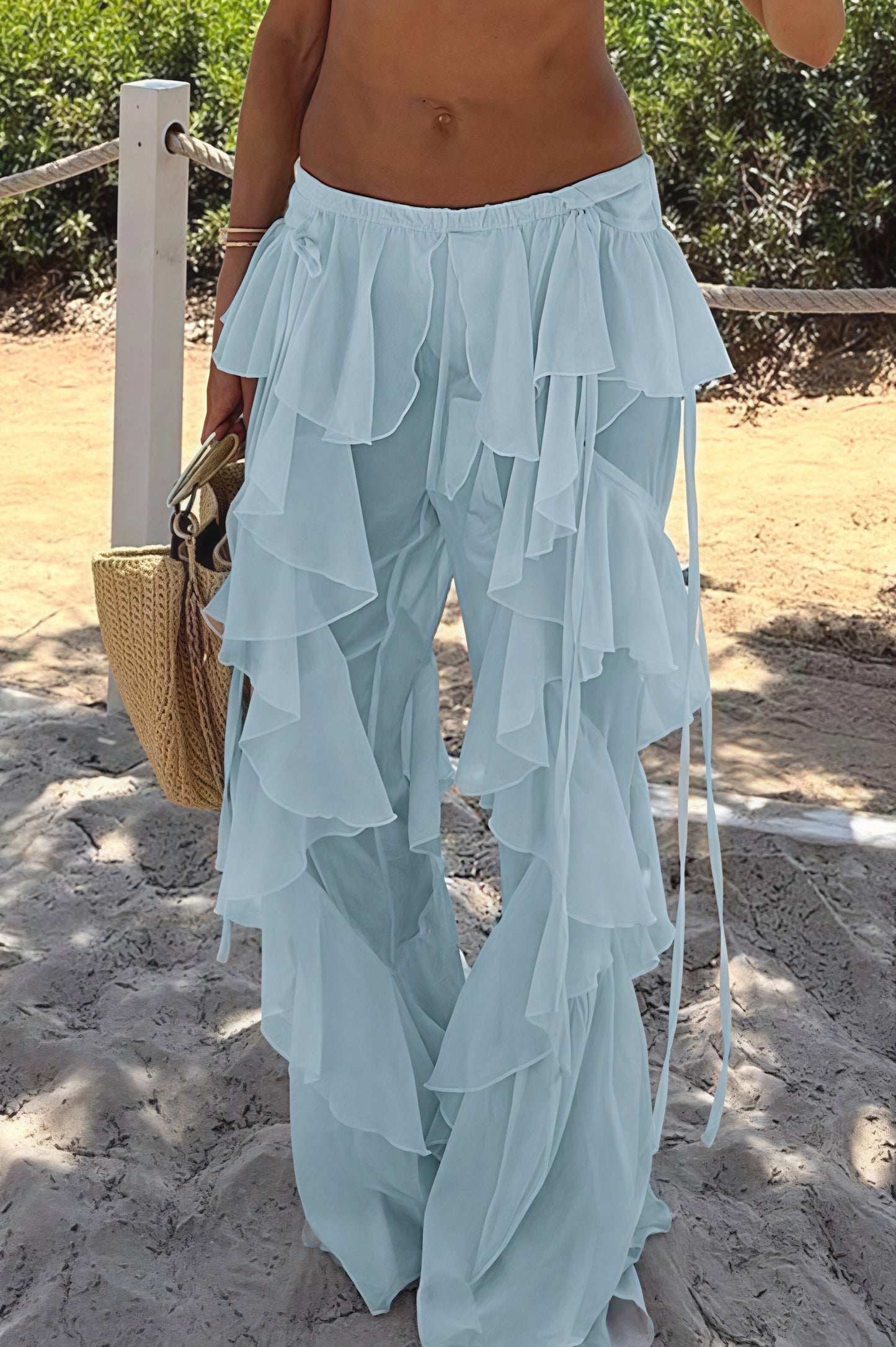Pantalones acampanados con volantes, cordones y empalmes