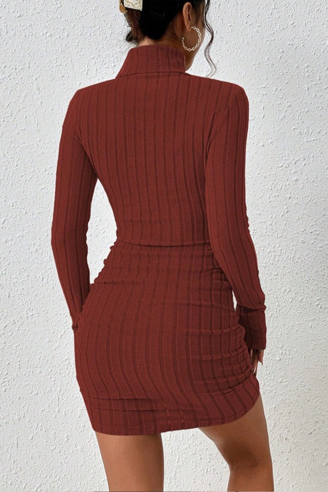 Vestido de punto de cuello alto ajustado
