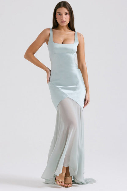 Elegante vestido maxi ceñido con tirantes finos de chifón y satén fluido con retazos