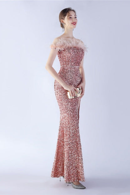 Vestido formal de terciopelo con lentejuelas y plumas de avestruz, con hombros descubiertos