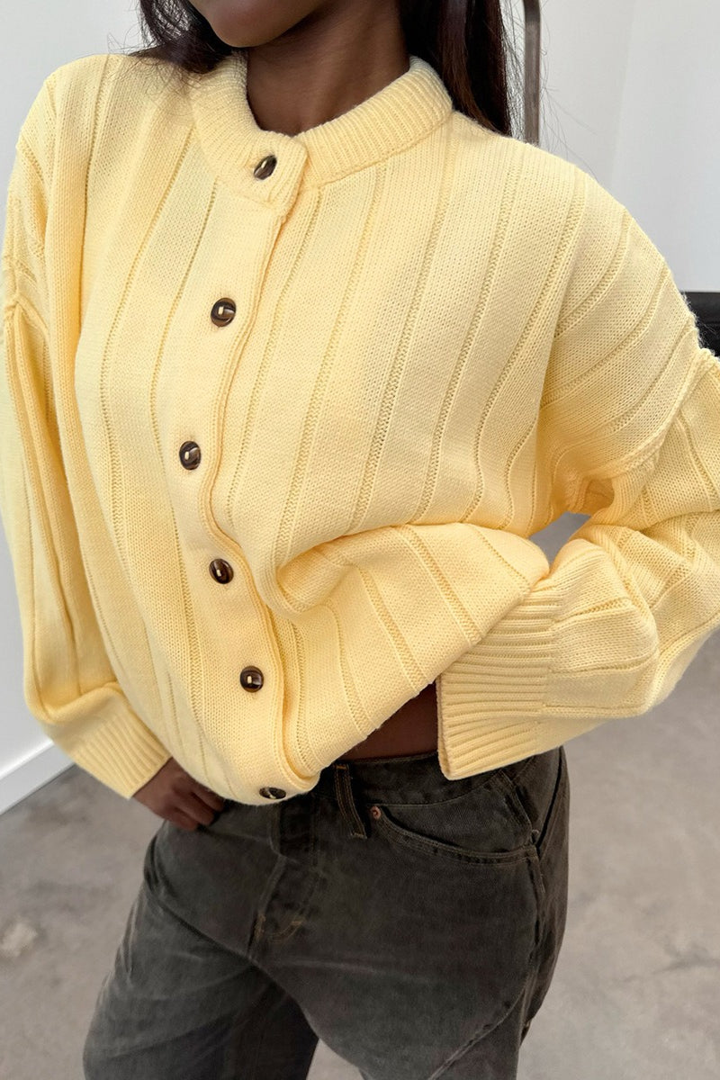Cárdigan de punto amarillo con cuello redondo y canalé