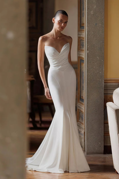 Sencillo vestido de novia con cola de sirena, escote pronunciado en V y sin tirantes