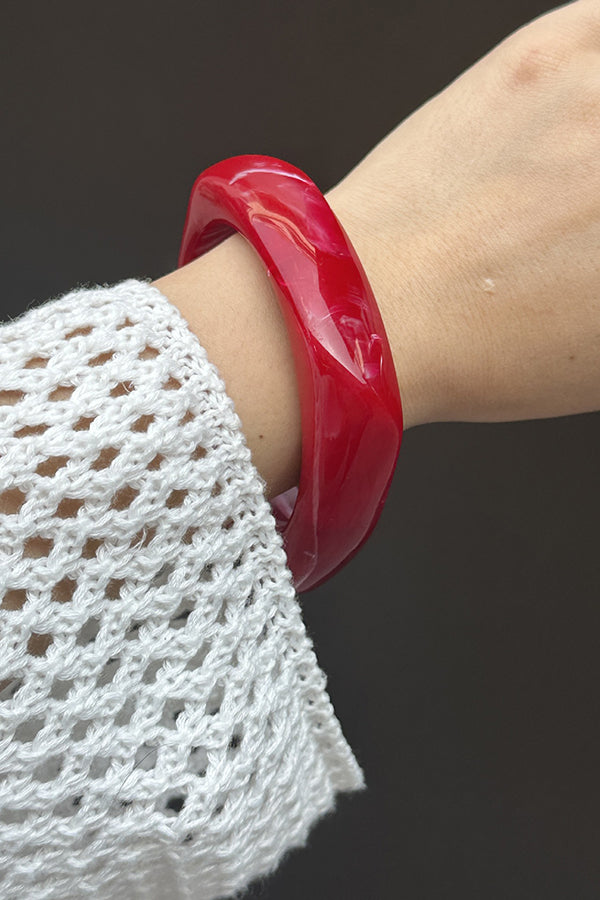 Stylish and Minimalist Geometric Dyed Acrylic Bracelet