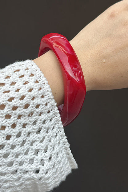 Stylish and Minimalist Geometric Dyed Acrylic Bracelet