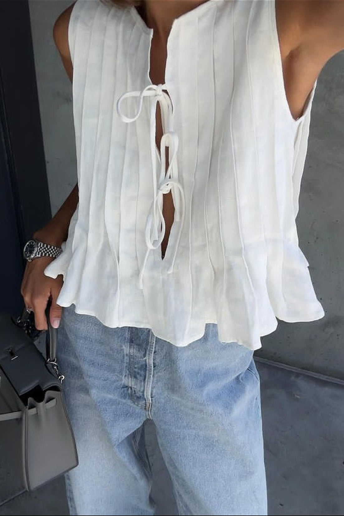 Camiseta de lino y algodón con volantes y lazo.