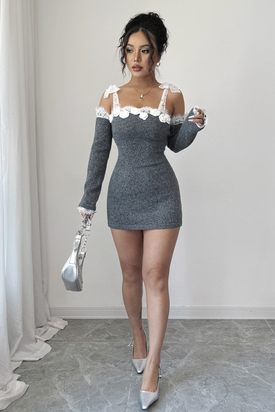 Vestido de punto sin hombros con ribete de encaje