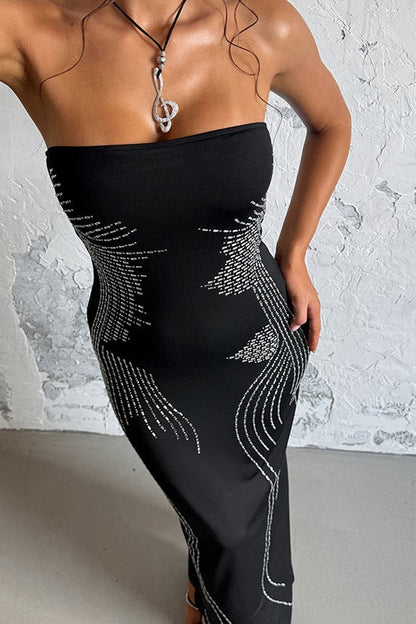 Vestido largo sin tirantes y hombros descubiertos con pedrería