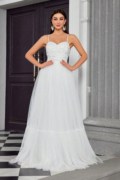 Vestido elegante de recepción de tul mariposa con escote bandeau y tirantes finos