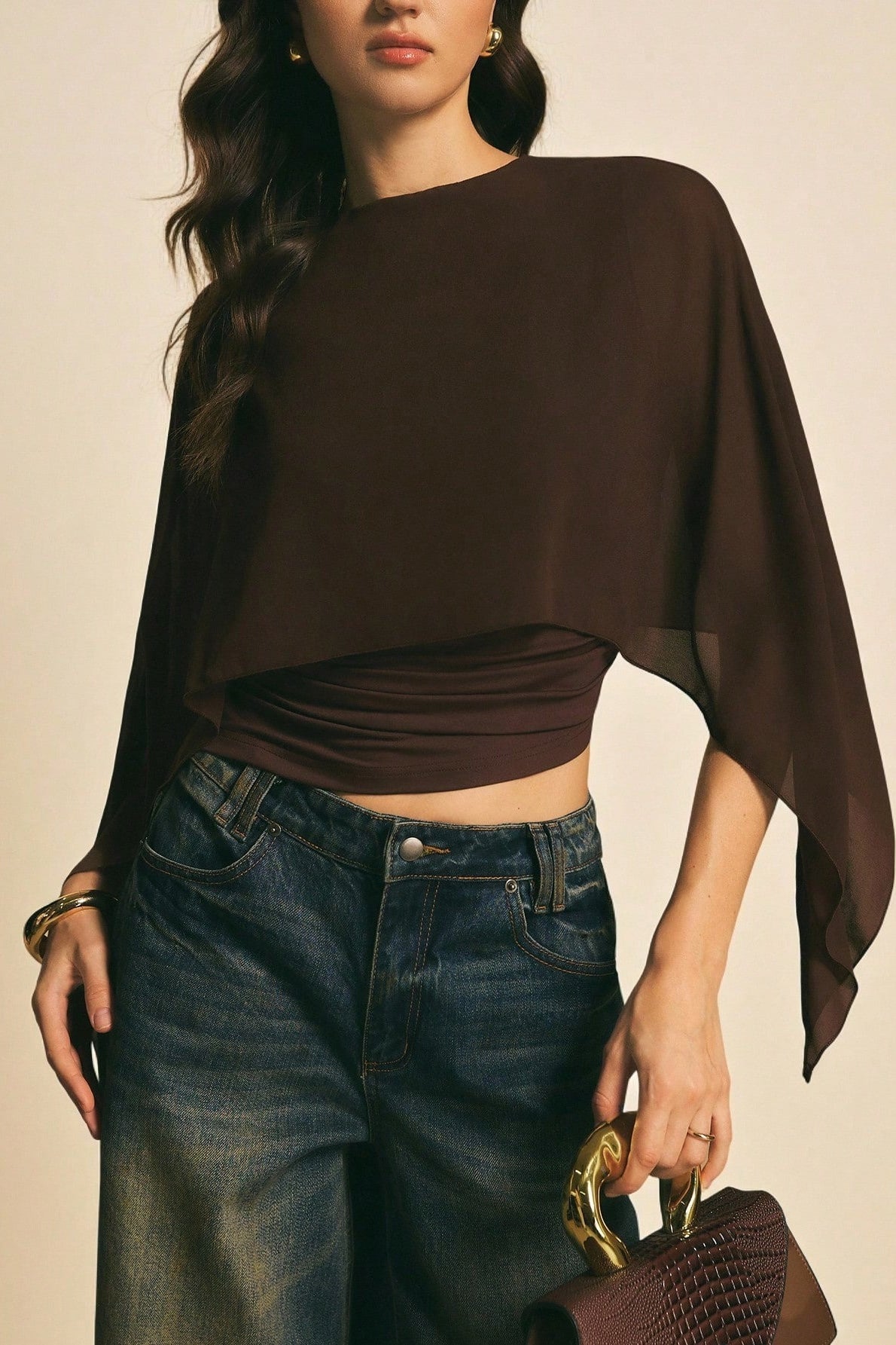 Blusa de gasa con mangas de capa y dobladillo irregular