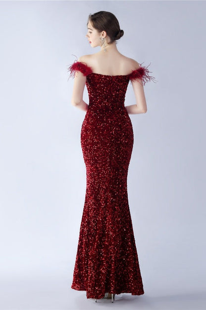 Vestido formal de terciopelo con lentejuelas y plumas de avestruz, con hombros descubiertos