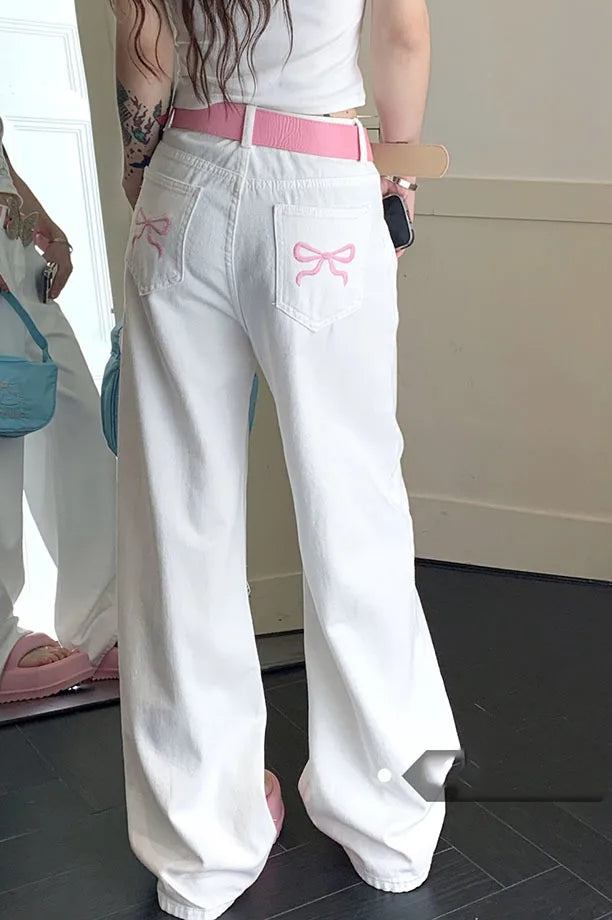 Vaqueros anchos con lazo rosa bordado