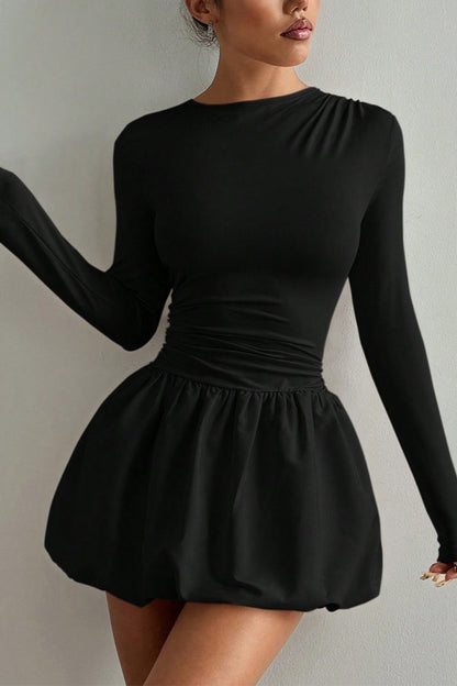 Minivestido elástico entallado de manga larga y volantes elegante