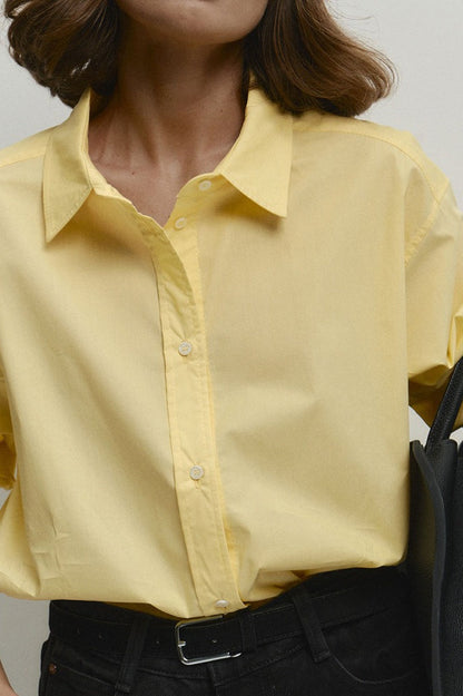 Camisa suelta de algodón amarilla con botones para ir al trabajo