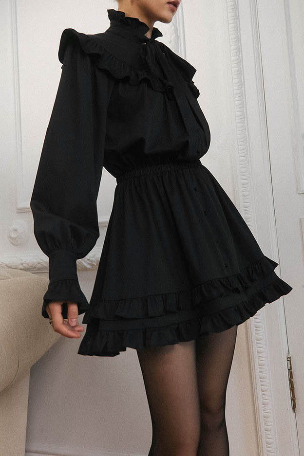 Vestido mini acampanado de manga larga con cordones y elegante corbatín