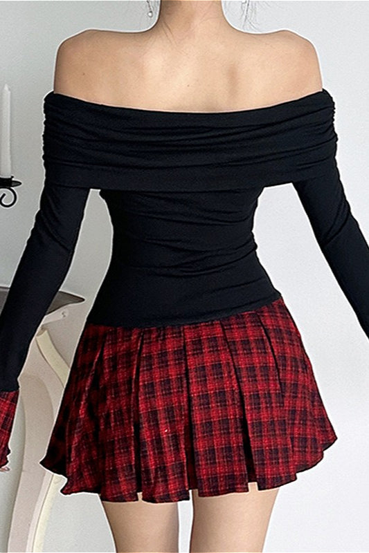 Minivestido con pompones, hombros descubiertos, bloques de color y cuadros con puños