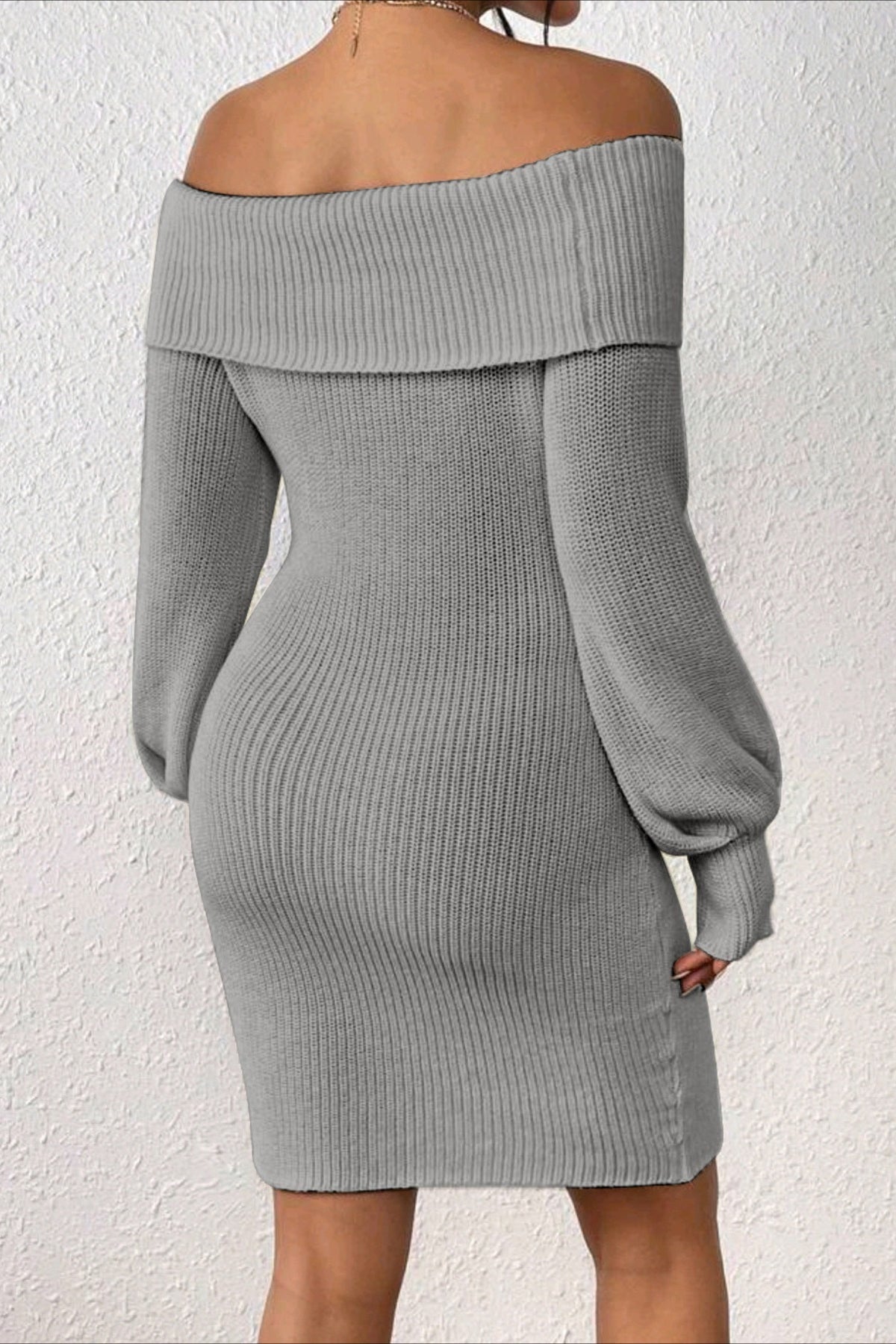 Vestido de punto entallado con hombros descubiertos y manga larga