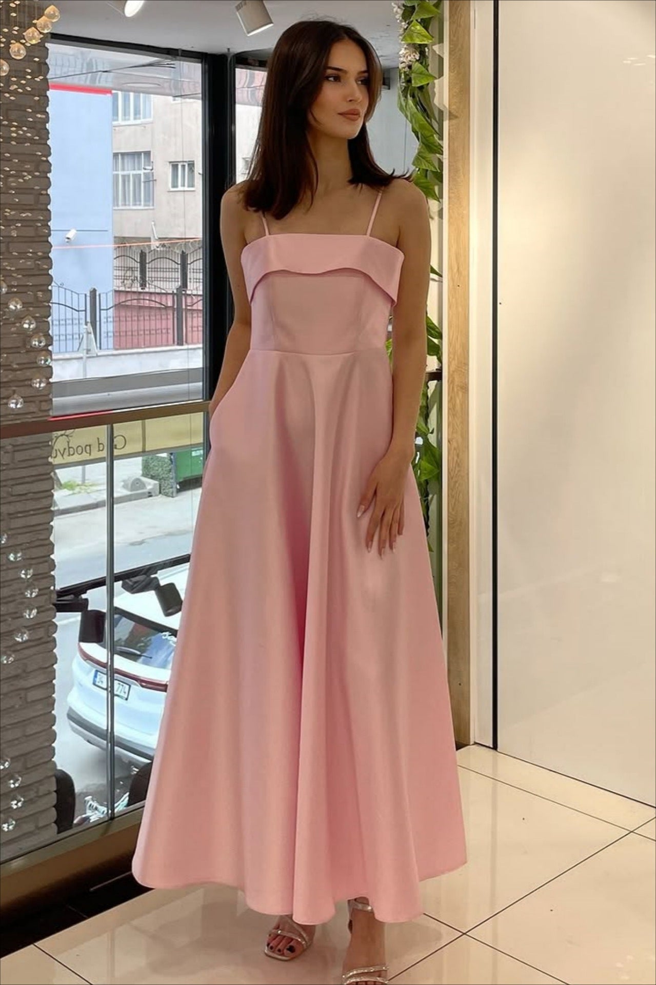 Elegante vestido de noche vintage de satén liso