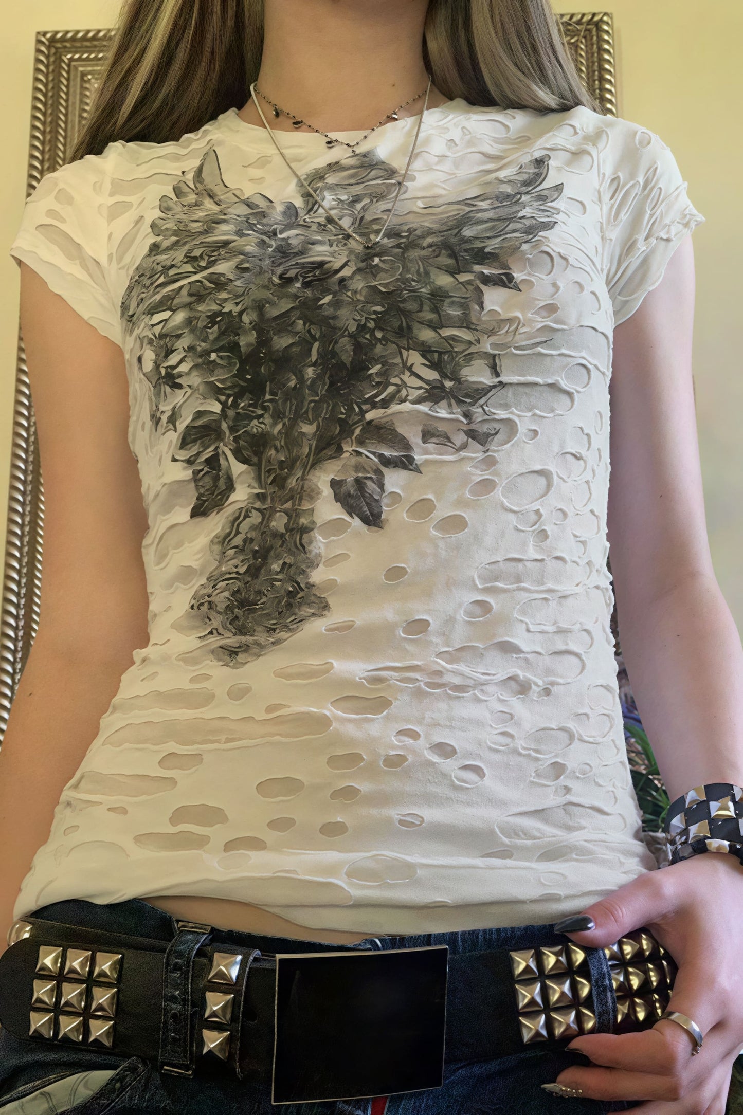 Camiseta ajustada con estampado gótico oscuro y rotos