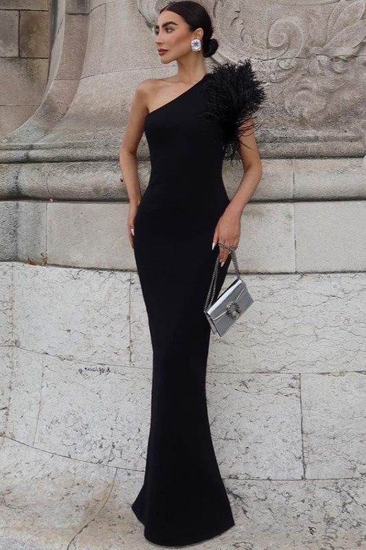 Elegante Vestido de Fiesta con Plumas y un Hombro