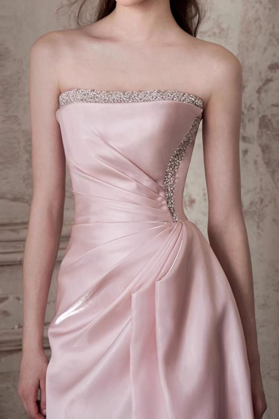 Vestido de noche rosa sin tirantes, elegante, que estiliza la cintura