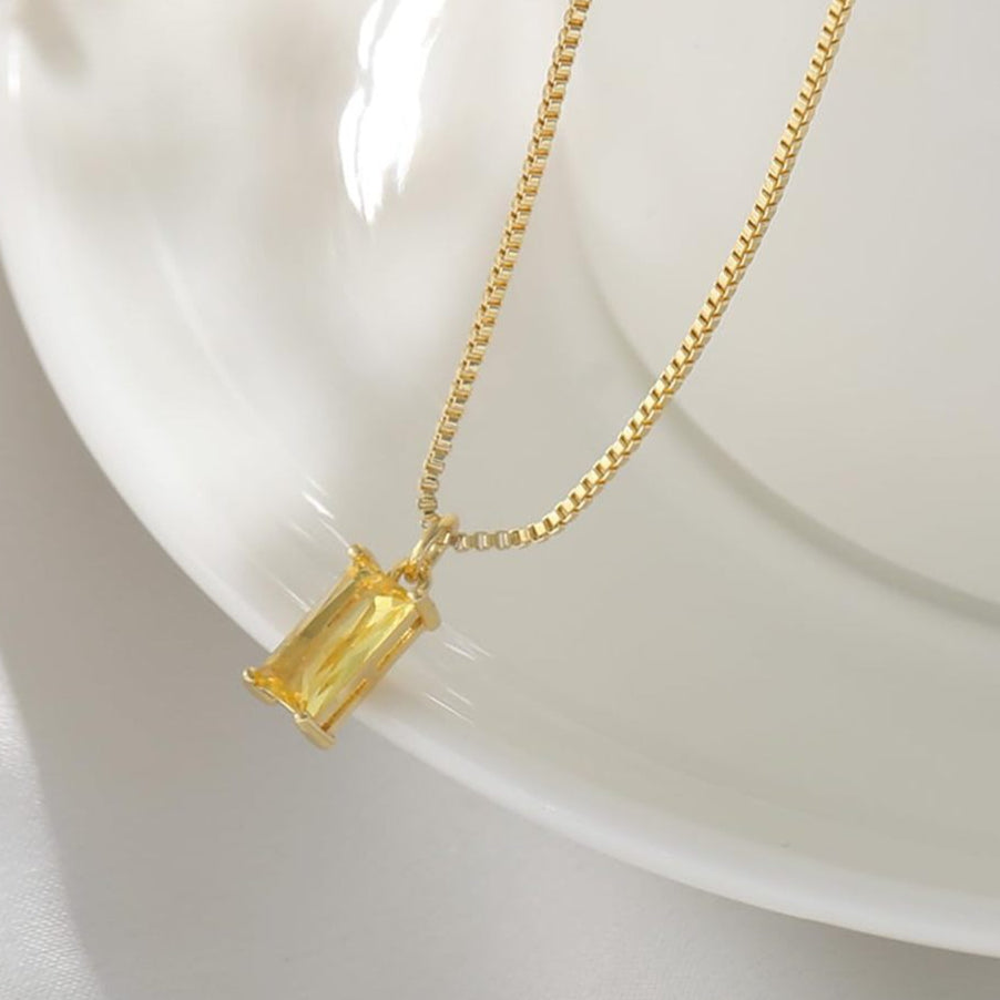 Collar Minimalista Cuadrado con Circones