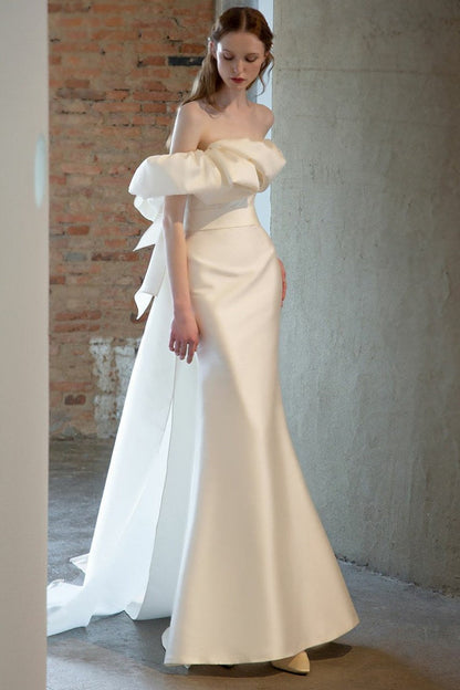 Vestido de novia de sirena de satén con hombros descubiertos