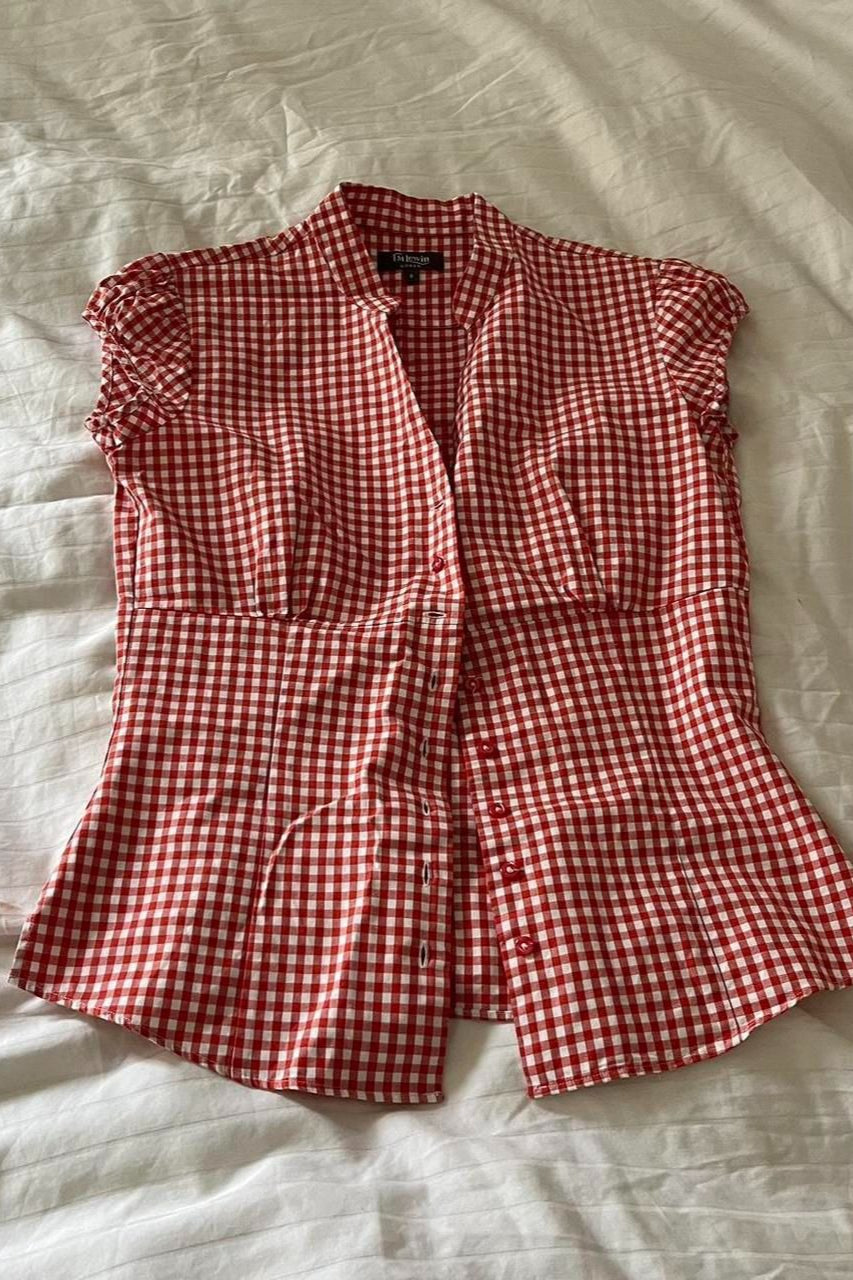 Blusa versátil a cuadros rojos y blancos