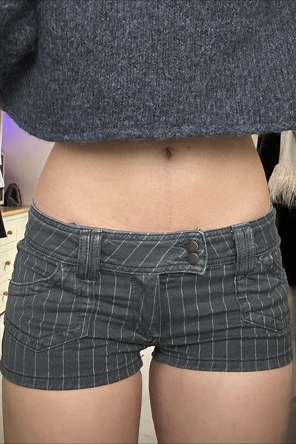 Pantalones cortos de mezclilla de talle bajo con doble botonadura