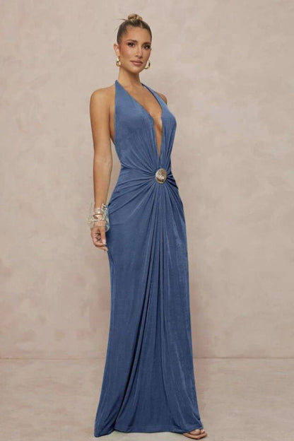 Vestido maxi sin espalda con cuello halter en V profundo y fruncido con adornos metálicos
