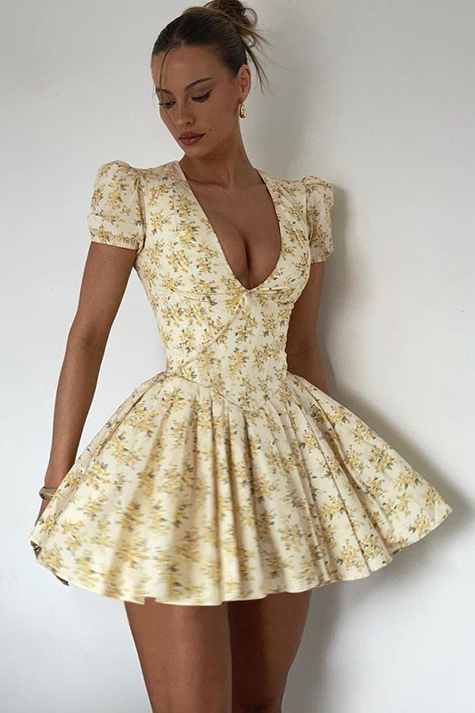 Minivestido fruncido con cuello de pico y estampado floral