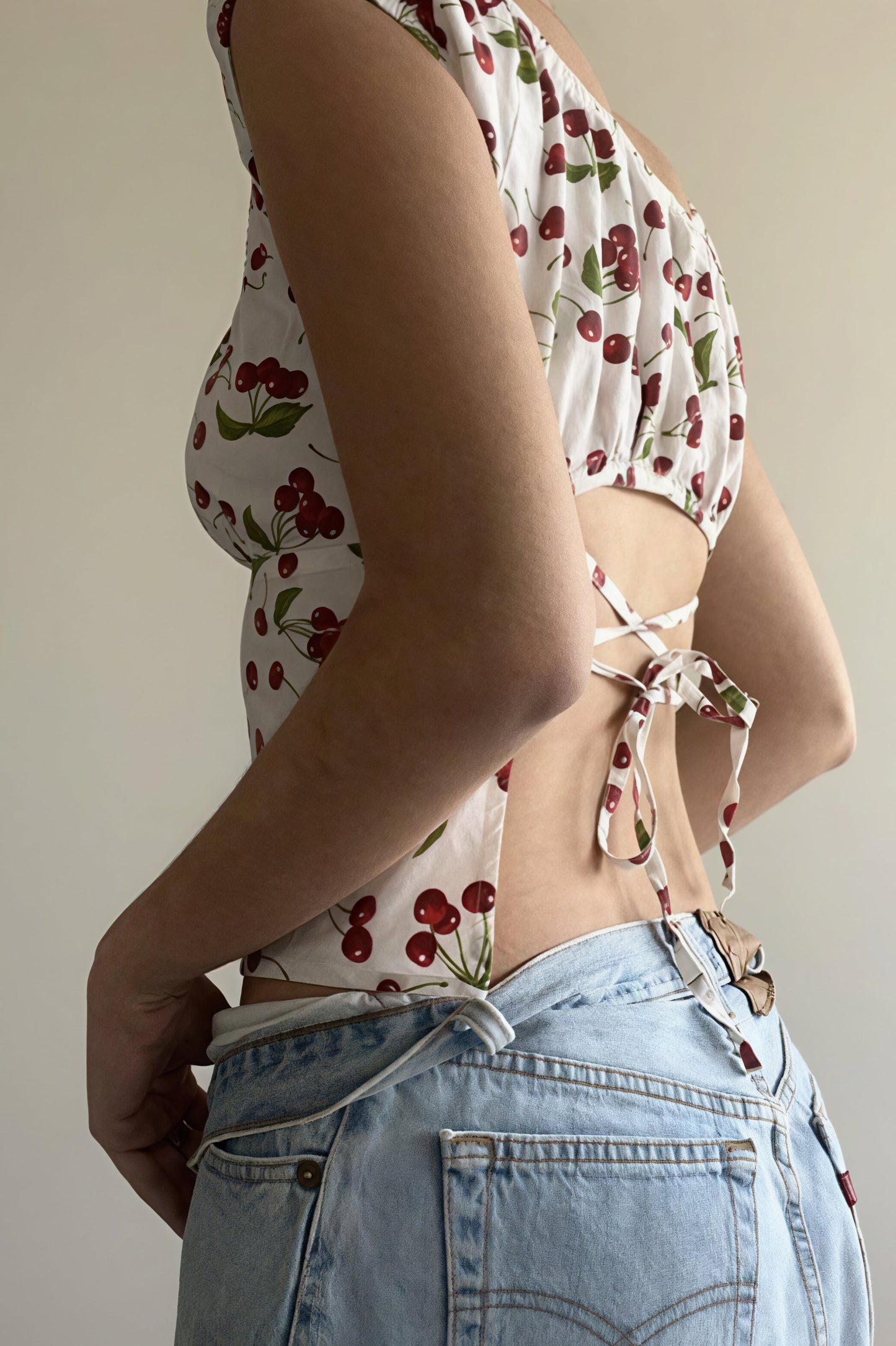 Blusa corta con cuello en U, manga con volantes y lazo en la espalda