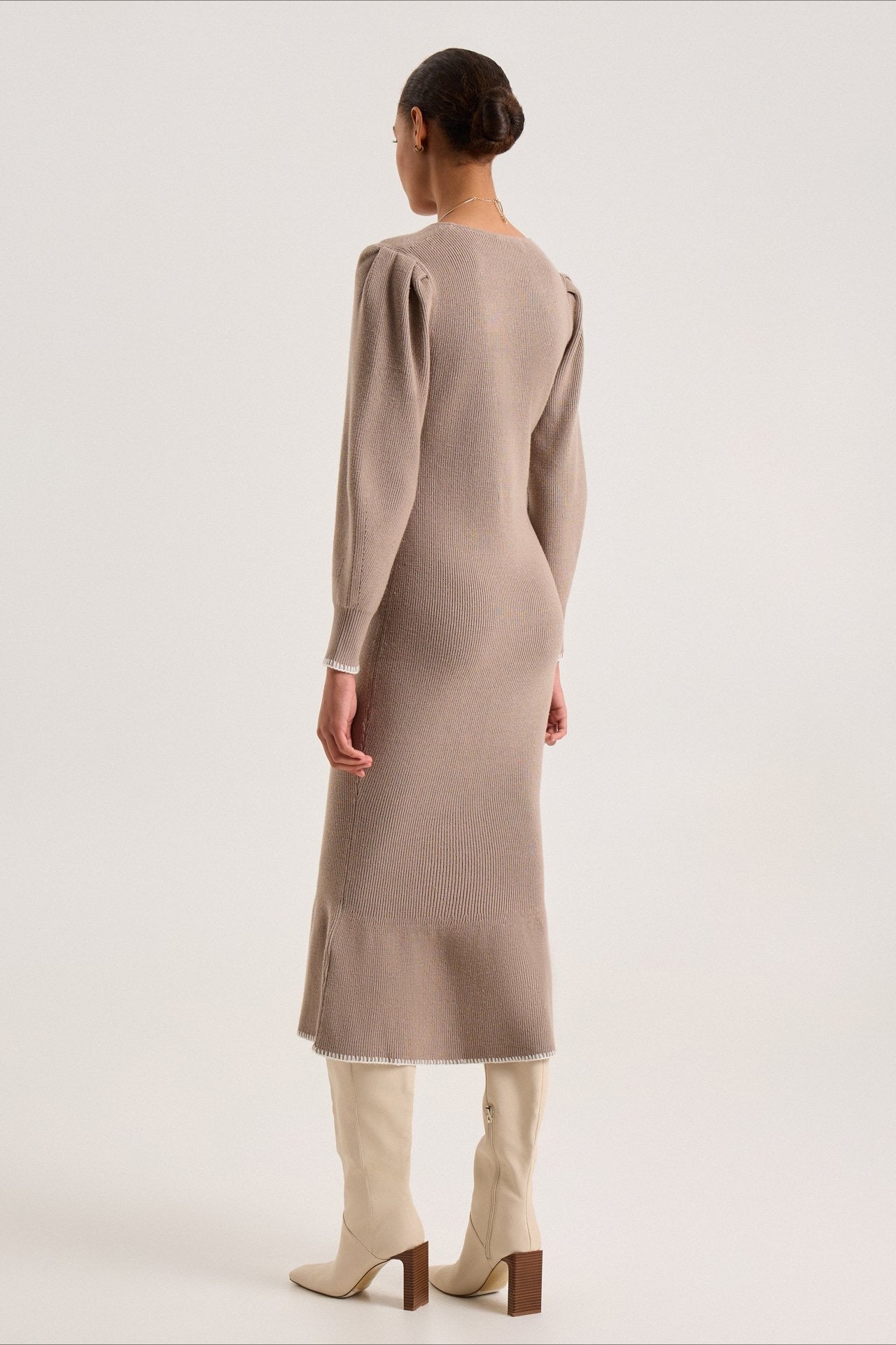 Vestido de suéter con volantes y ribete en contraste