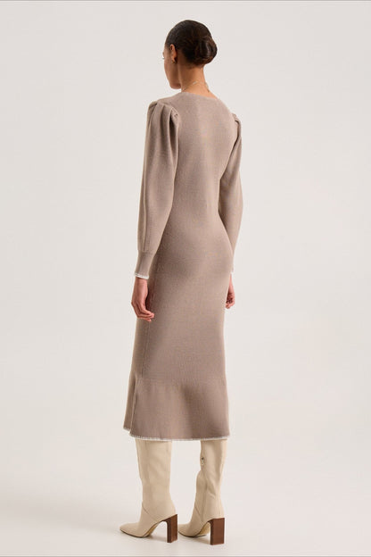 Vestido de suéter con volantes y ribete en contraste
