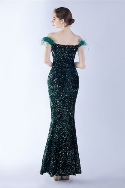 Vestido formal de terciopelo con lentejuelas y plumas de avestruz, con hombros descubiertos