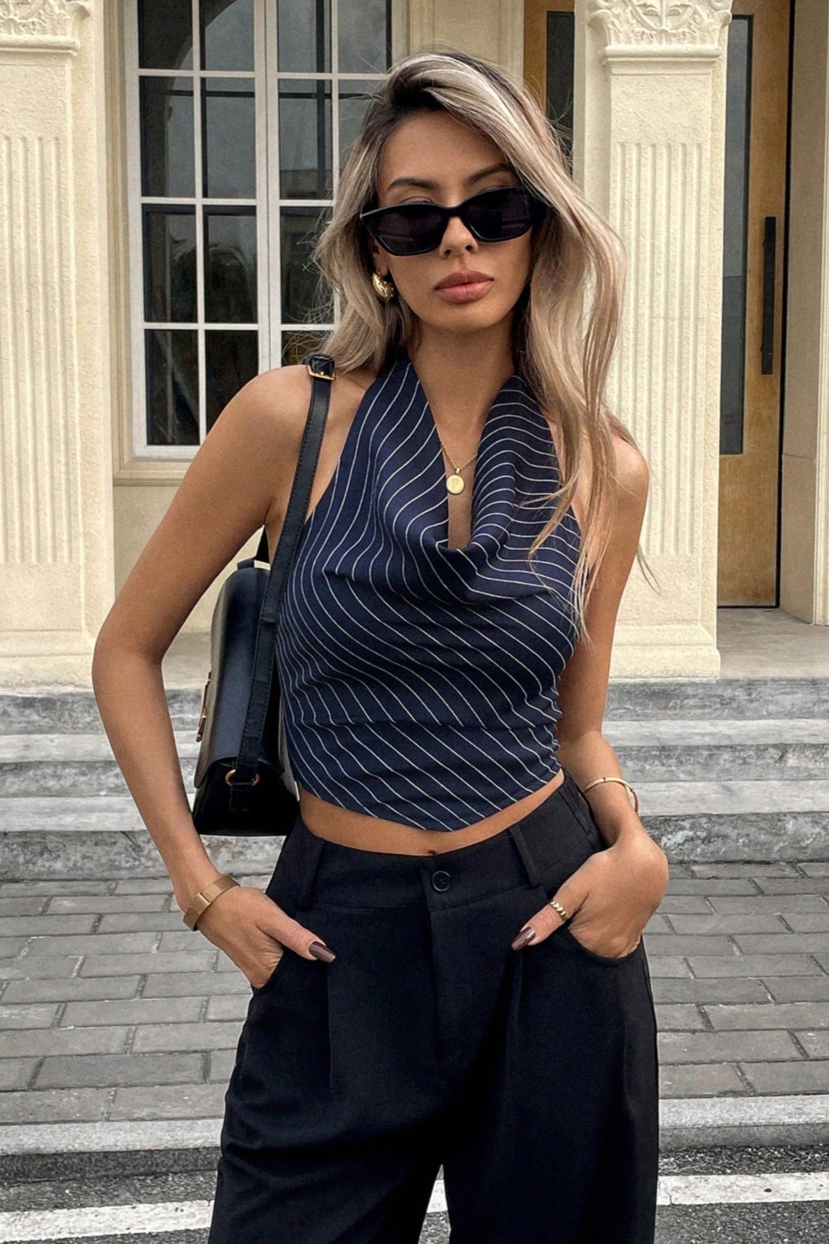 Elegante top halter con drapeado y estampado de rayas