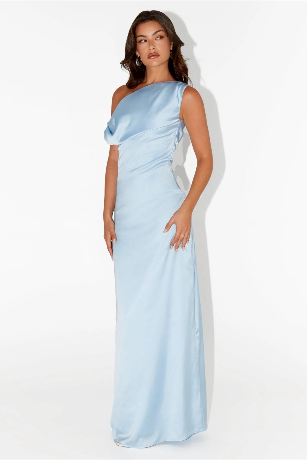 Vestido formal de cuello asimétrico liso