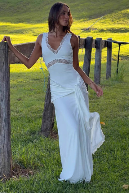 Vestido largo ceñido con paneles de encaje y tirantes anudables