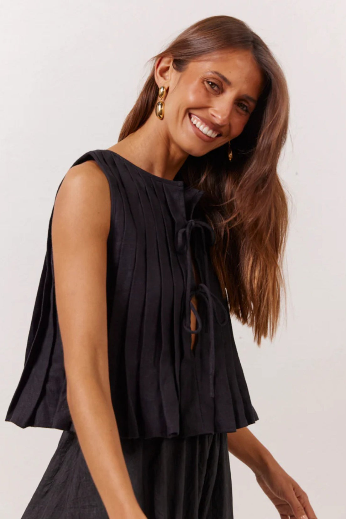 Camiseta de lino y algodón con volantes y lazo.