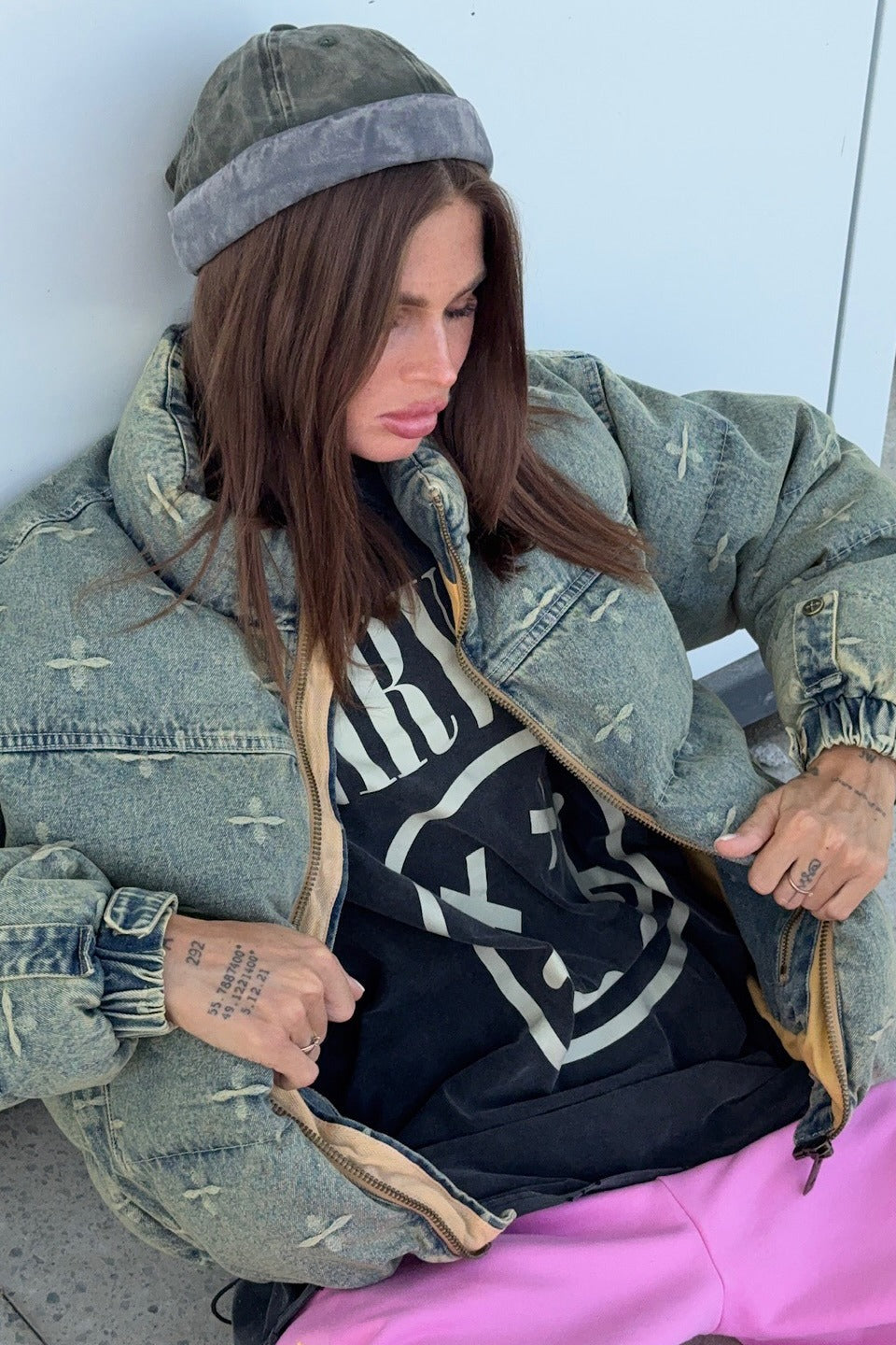 Chaqueta acolchada con bordado de cruz y efecto desgastado vintage