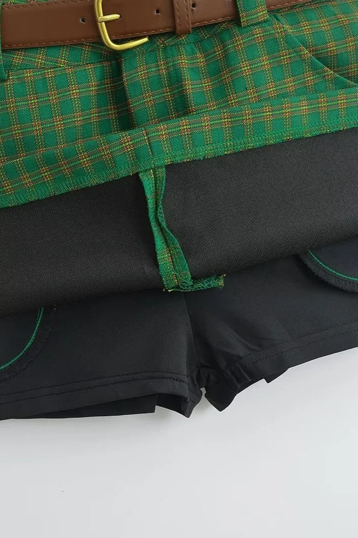 Falda a cuadros de talle bajo con bordado de letras