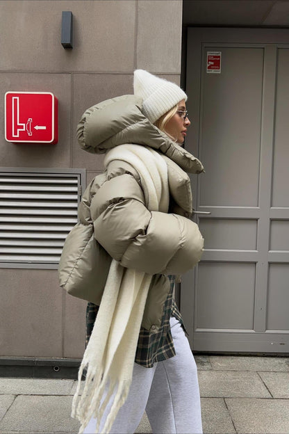 Chaqueta acolchada corta con capucha