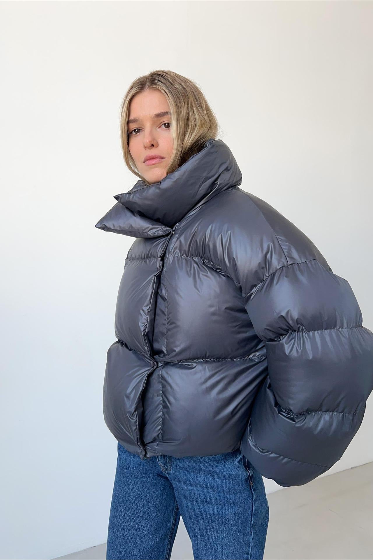 Chaqueta acolchada corta con capucha