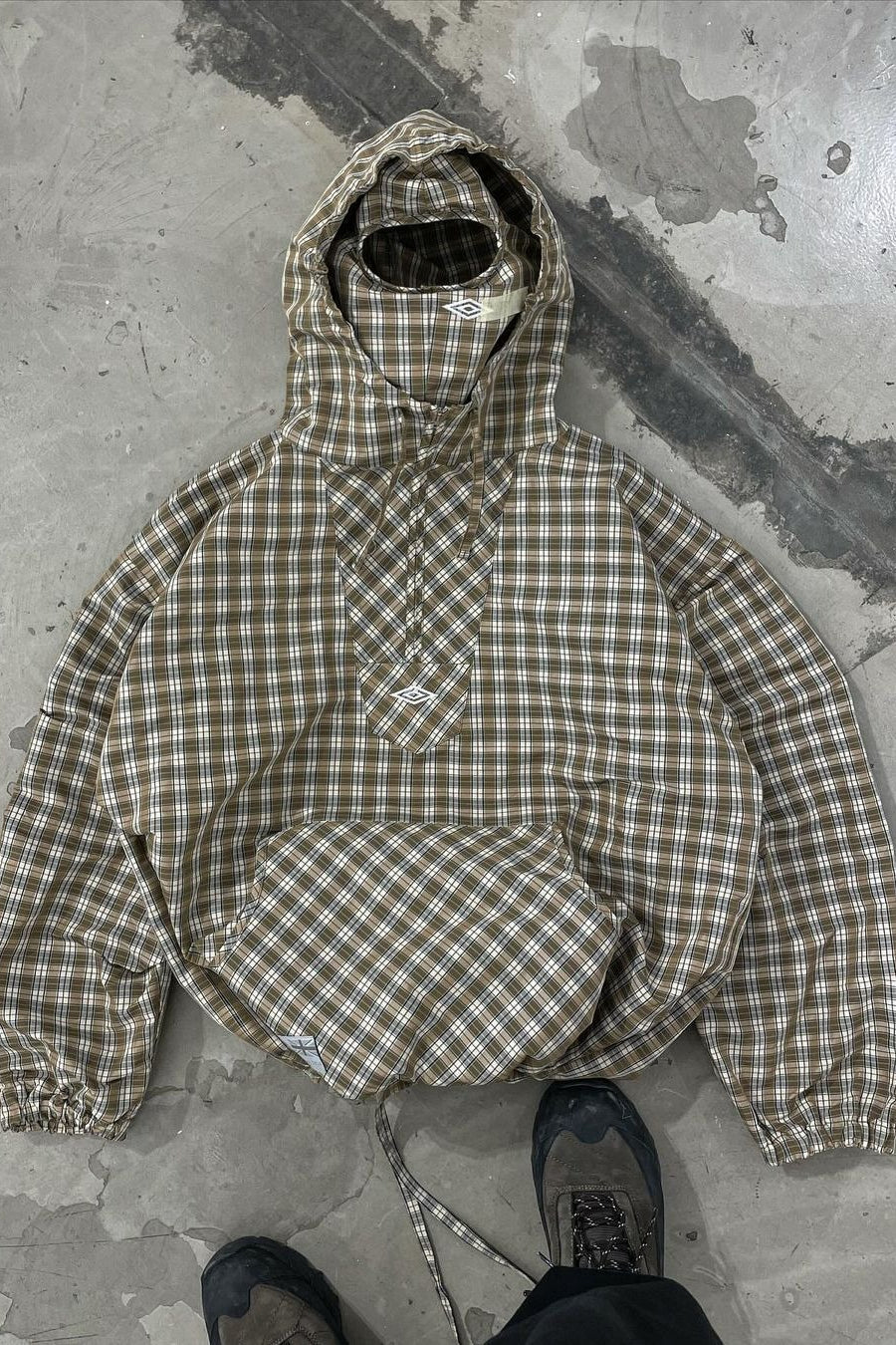 Sudadera con capucha de cuadros escoceses vintage y media tapeta con máscara