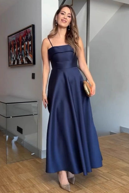 Elegante vestido de noche vintage de satén liso