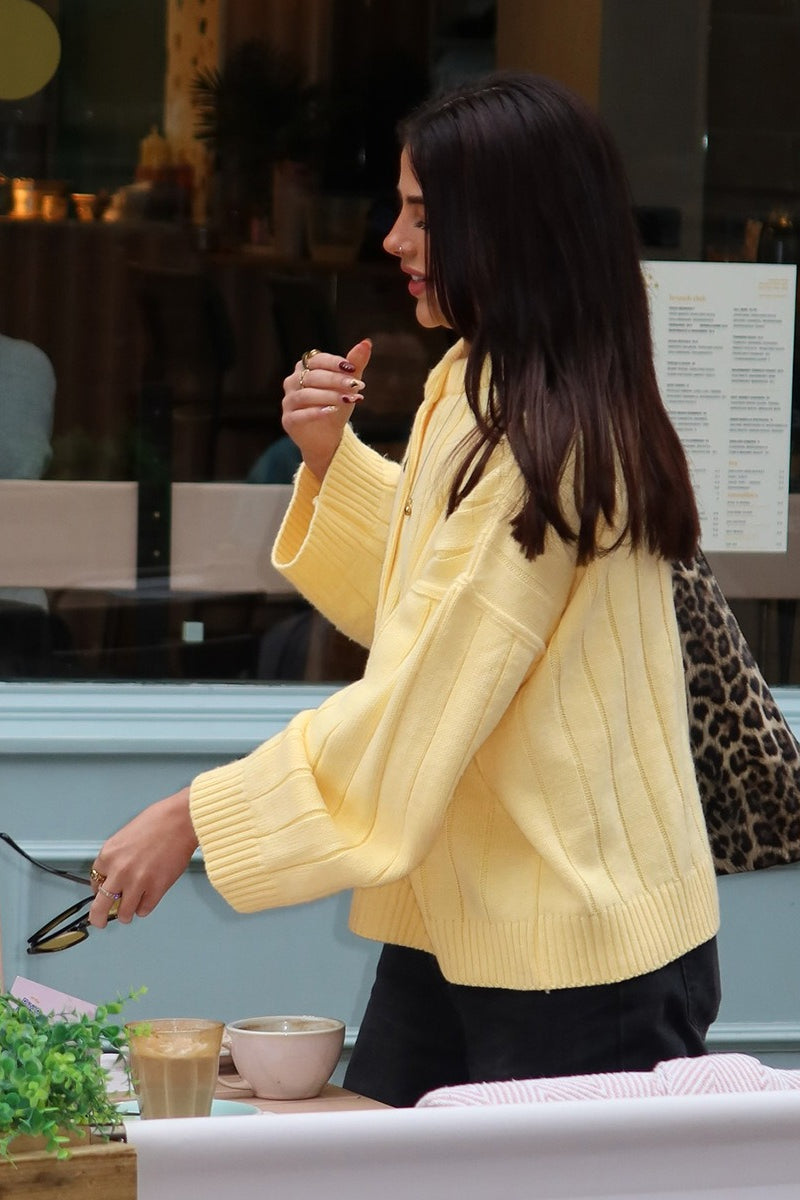 Cárdigan de punto amarillo con cuello redondo y canalé