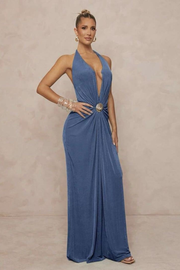 Vestido maxi sin espalda con cuello halter en V profundo y fruncido con adornos metálicos