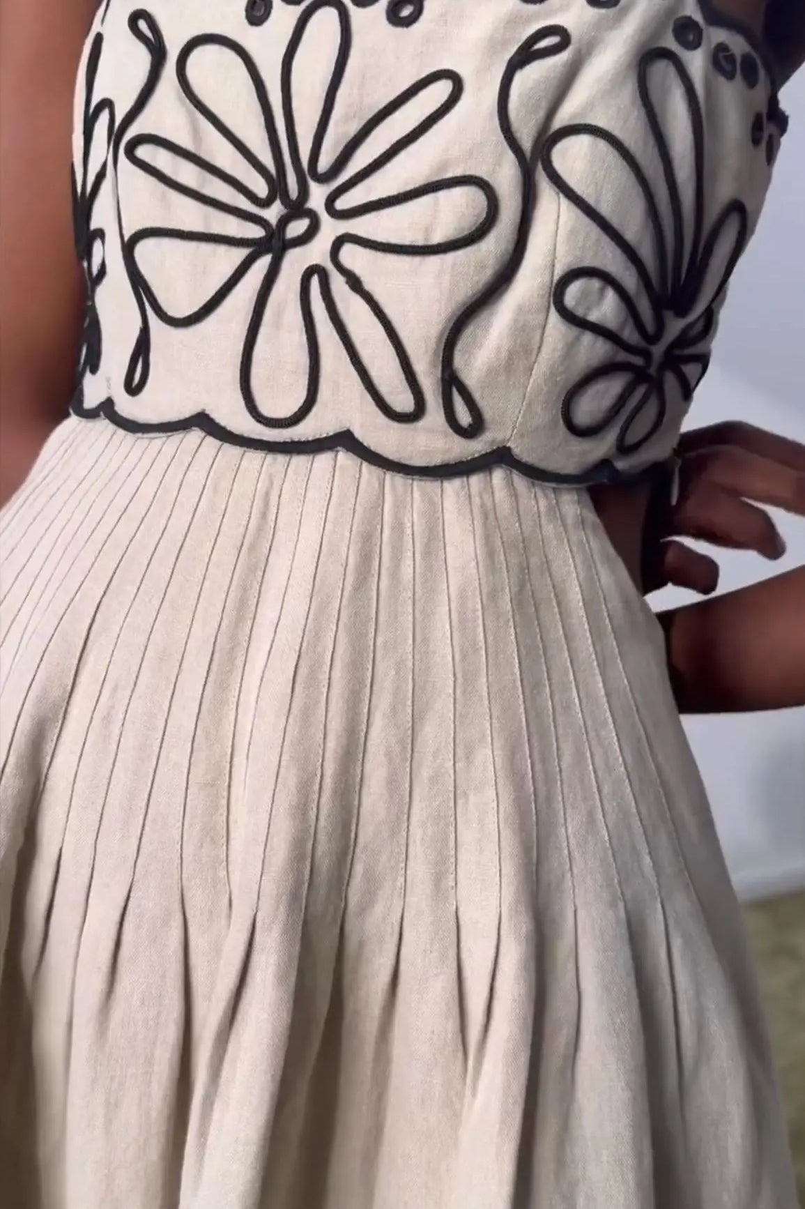 Vestido bohemio bordado con tirantes finos